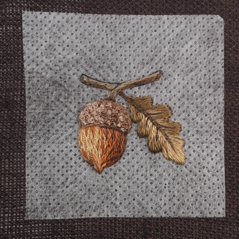 I added a few stitches of DMC 434 to create a smoother transition and add more depth. Take a moment to look at your embroidery and adjust it if needed — add any of the previous shades to deepen the shadows, brighten certain areas, or soften the transitions between colors.